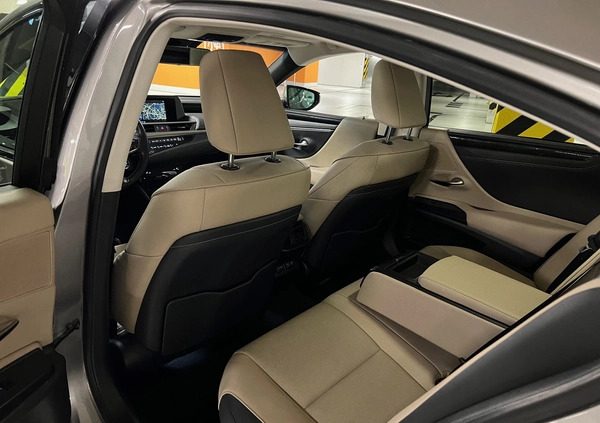 Lexus ES cena 135000 przebieg: 47000, rok produkcji 2019 z Wrocław małe 667
